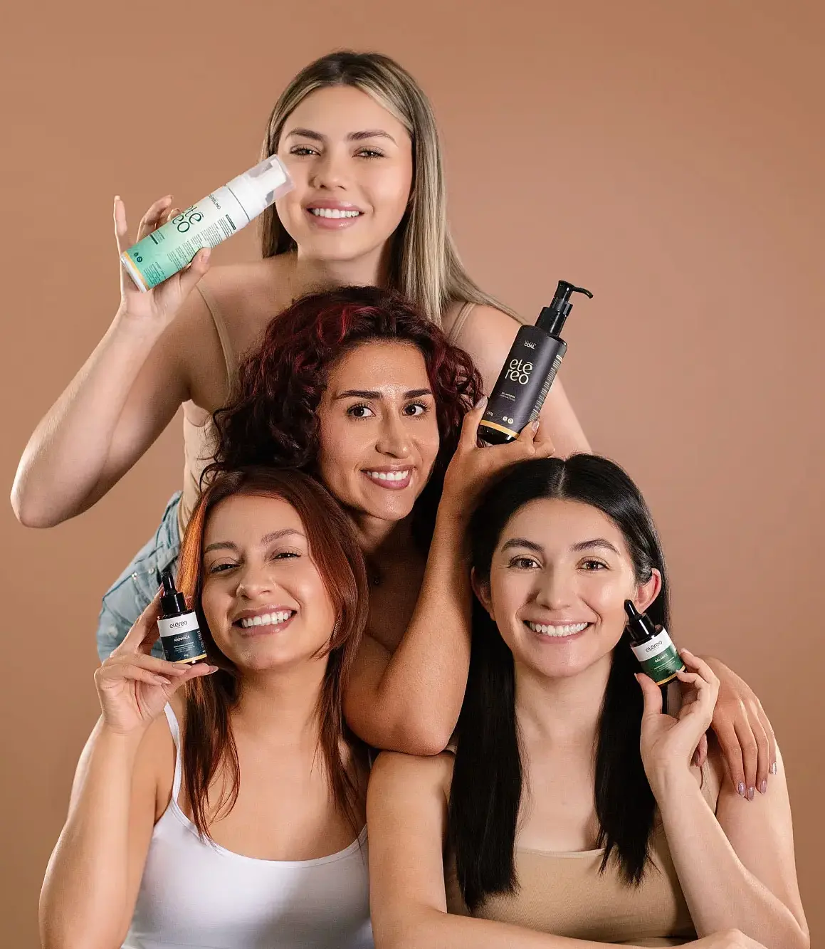 Cuatro mujeres compartiendo los productos de Etereo